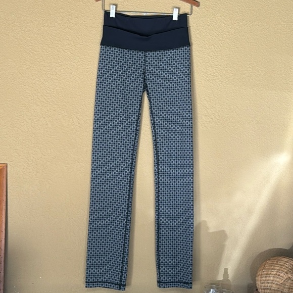 lululemon athletica Pants - Lululemon Straight-Up Pant Tri Geo Silver Spoon Black Women’s Size 6 W5G88S